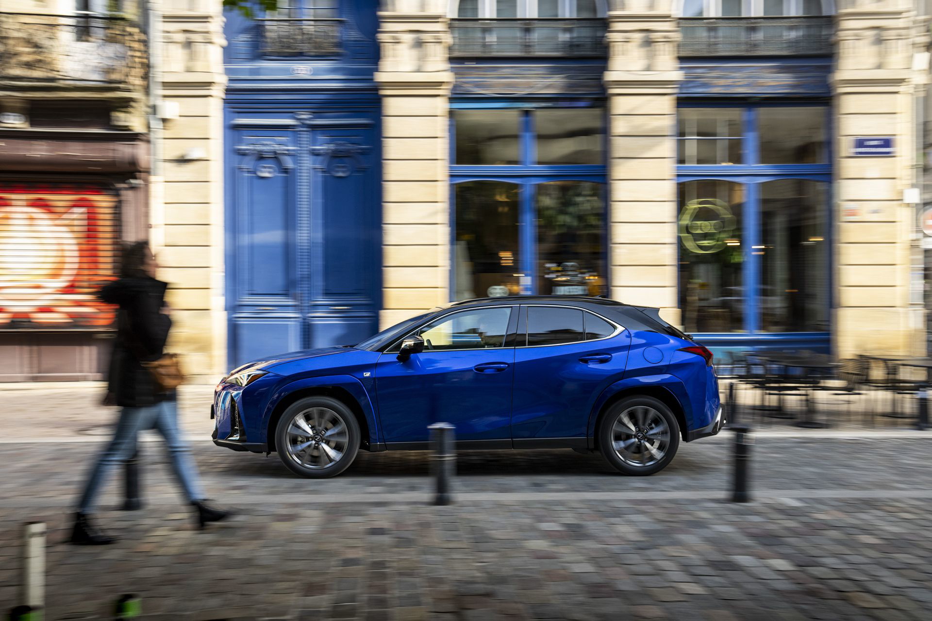 Vista lateral del Lexus UX 300h 2024 en ambiente urbano