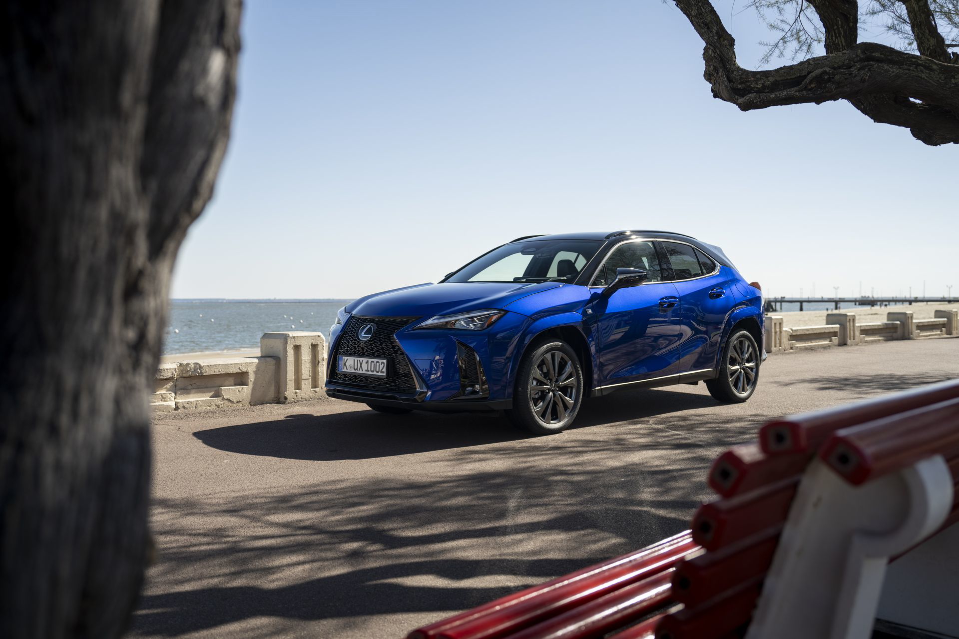Vista lateral del Lexus UX 300h que muestra su perfil y diseño aerodinámico