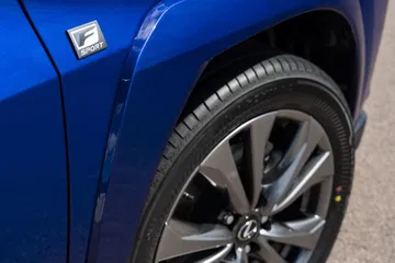 Vista al detalle del neumático y llanta del Lexus UX 300h.