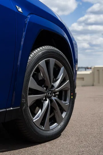 Detalle impecable de la llanta y el perfil lateral del Lexus UX 300h.