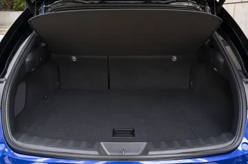 Vista del amplio maletero del Lexus UX 300h con acabados de alta calidad.
