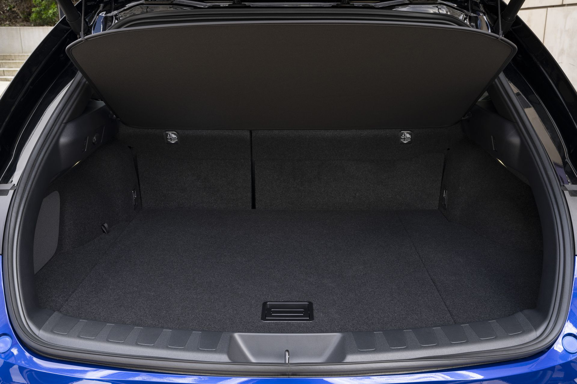 Vista del amplio maletero del Lexus UX 300h con acabados de alta calidad.