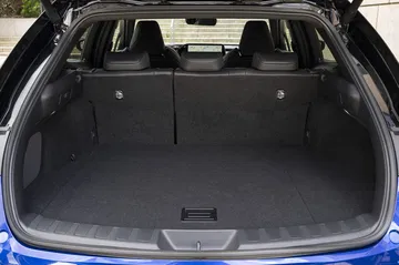 Amplio espacio de carga del Lexus UX 300h, ideal para equipaje voluminoso