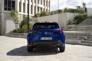 Vista trasera del Lexus UX 300h mostrando su diseño renovado y nueva disposición lumínica