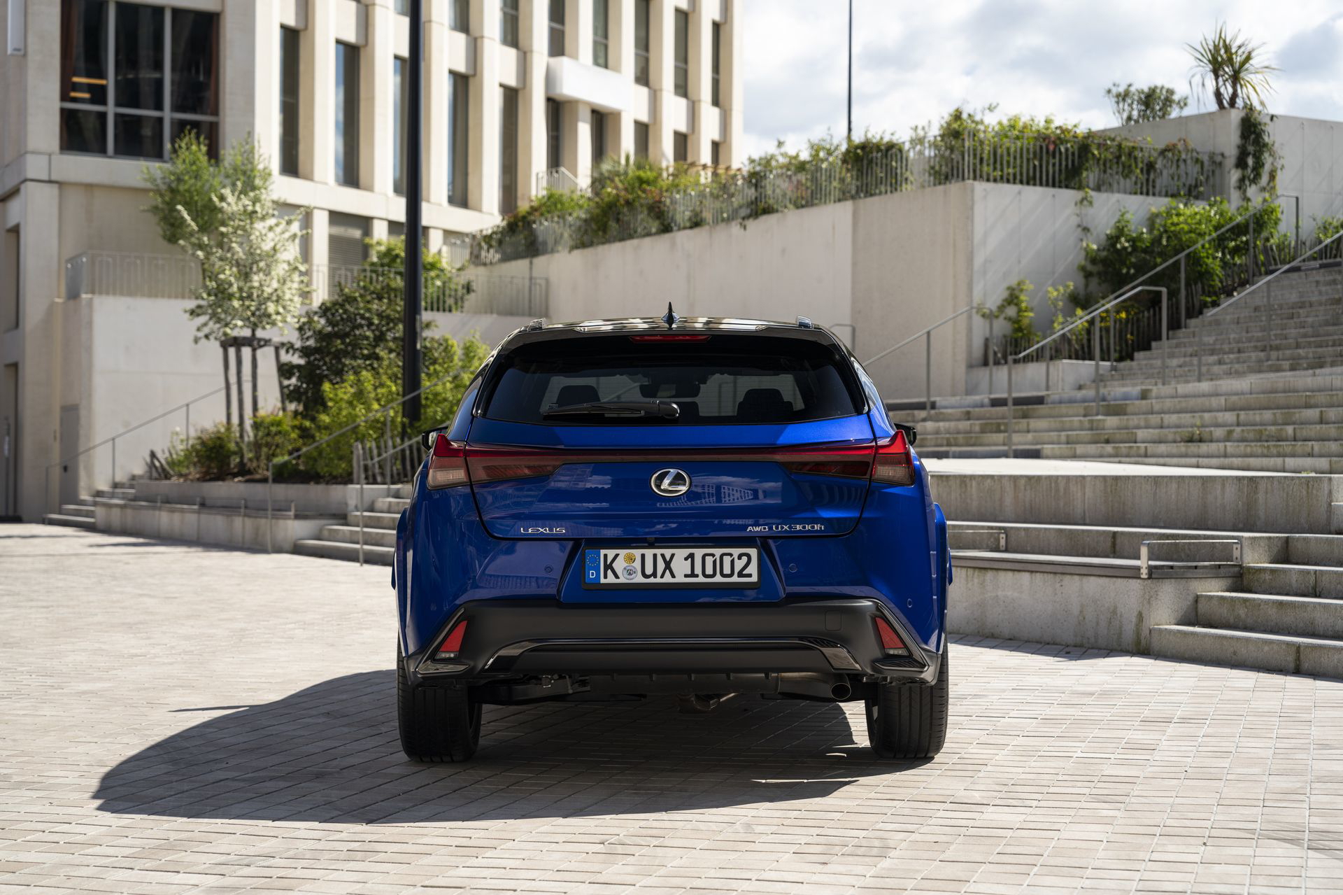 Vista trasera del Lexus UX 300h mostrando su diseño renovado y nueva disposición lumínica