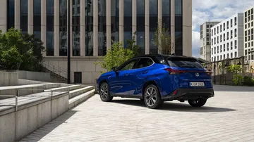 Vista lateral del Lexus UX 300h 2024 en entorno urbano