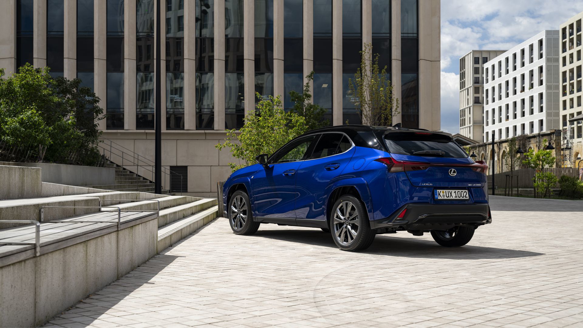 Vista lateral del Lexus UX 300h 2024 en entorno urbano