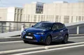 Vista dinámica del Lexus UX 300h mostrando su perfil renovado.