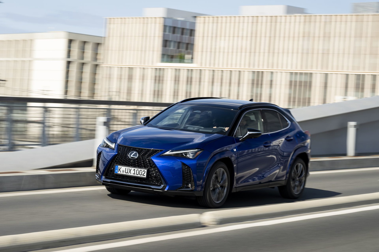 Vista dinámica del Lexus UX 300h mostrando su perfil renovado. Vista dinámica del Lexus UX 300h mostrando su perfil renovado.