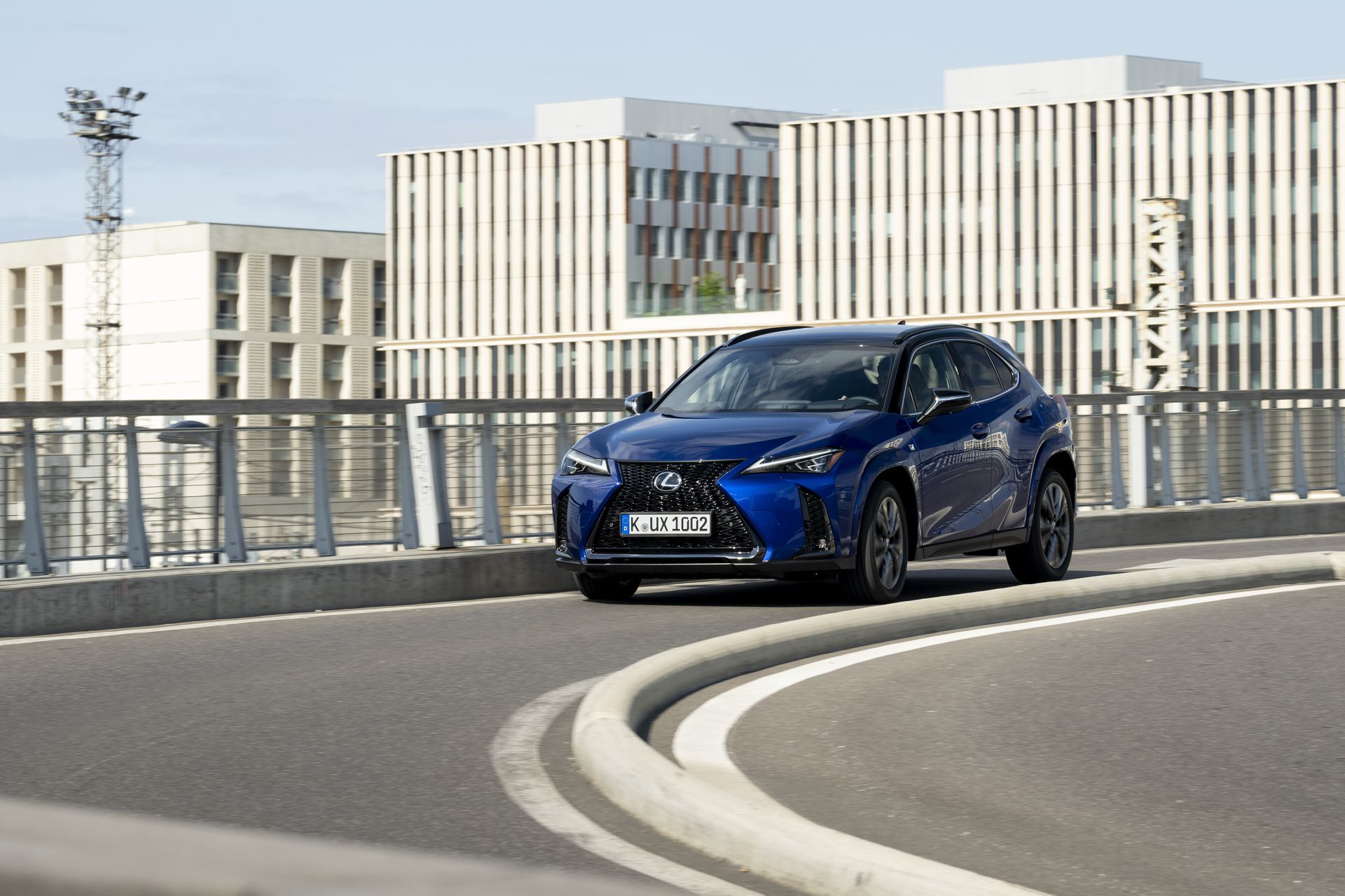Vista dinámica Lexus UX 300h 2024 en entorno urbano