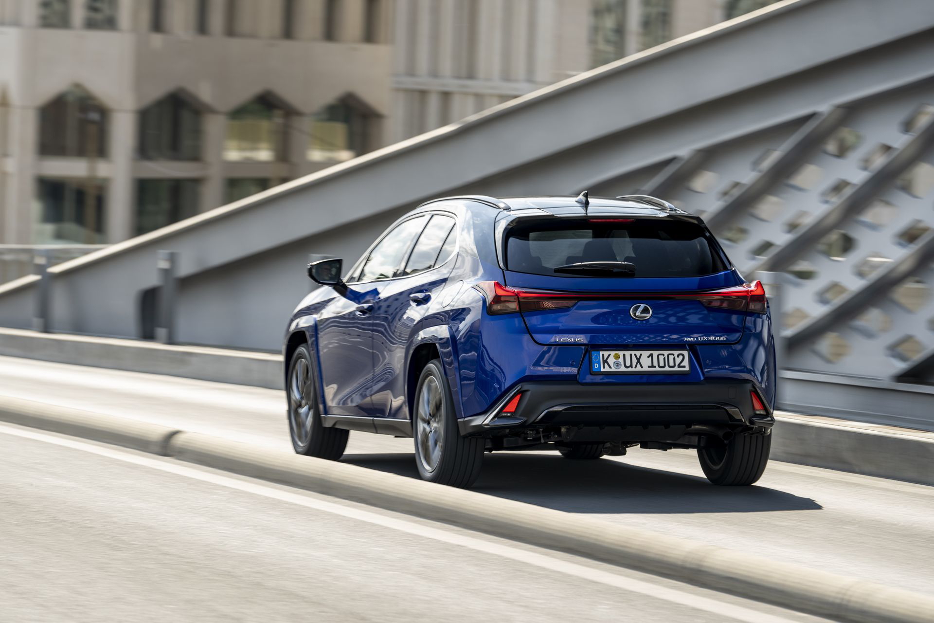 Vista dinámica del Lexus UX 300h 2024 destacando su diseño renovado.