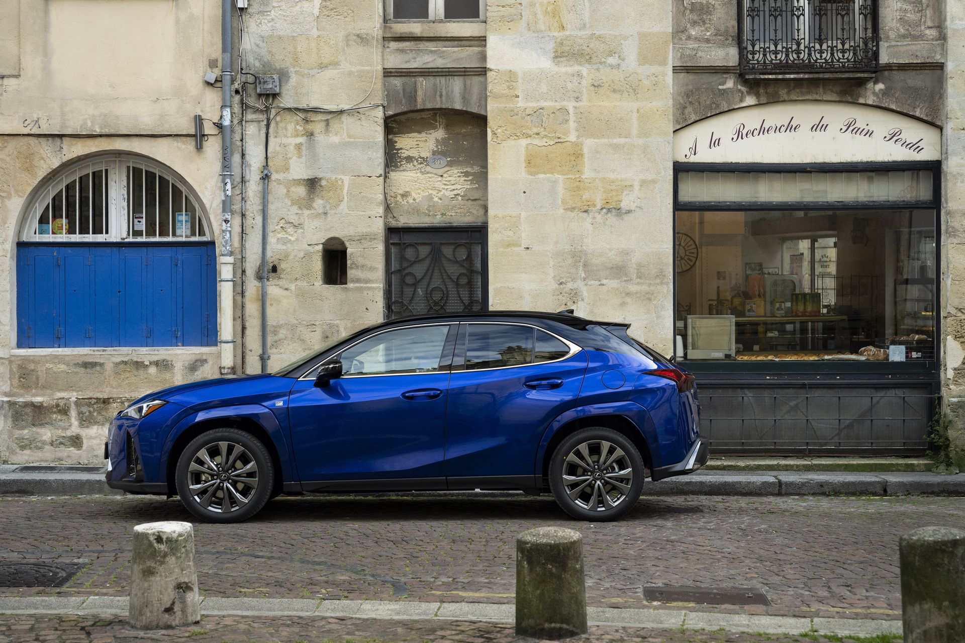 Vista lateral del Lexus UX 300h, destacando su diseño renovado.