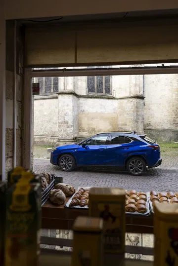 El Lexus UX 300h en un ángulo lateral, destacando su diseño dinámico.