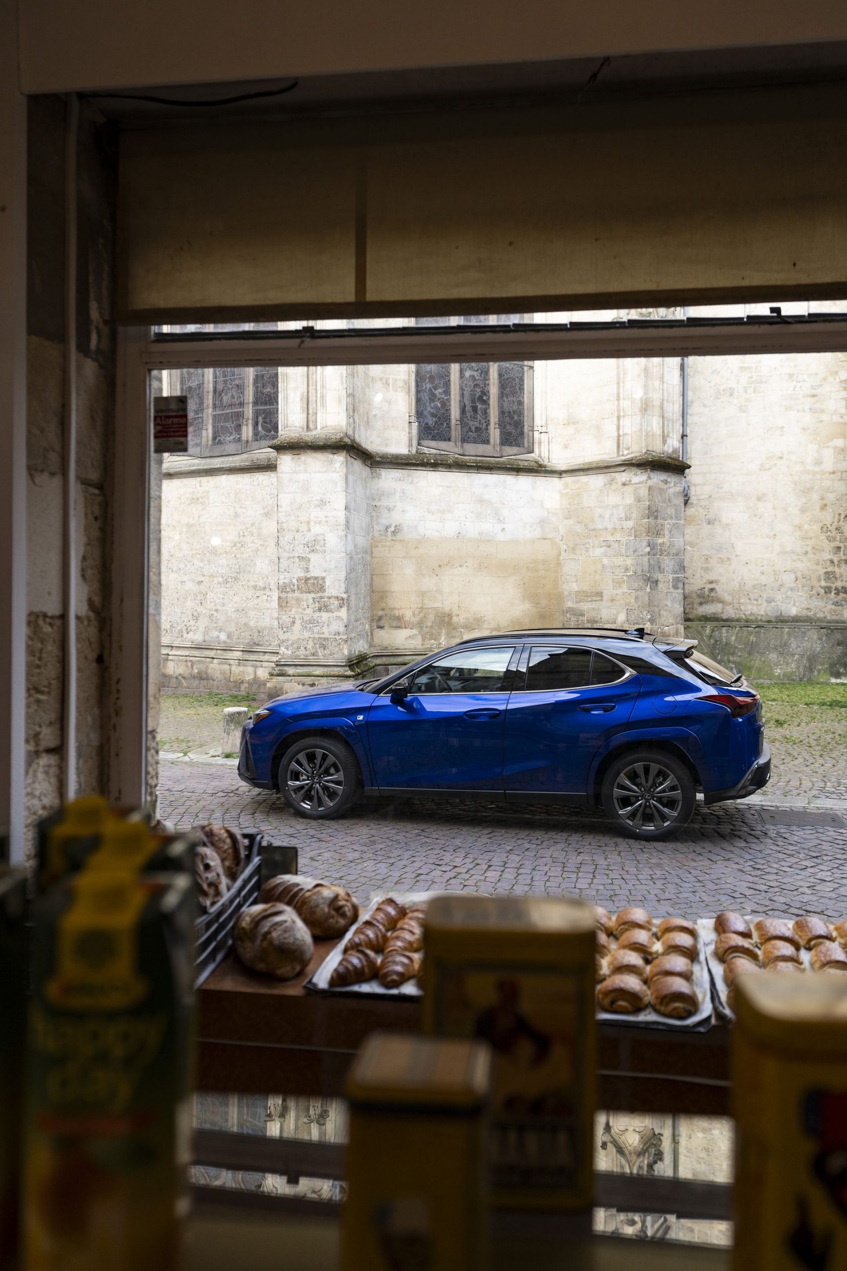 El Lexus UX 300h en un ángulo lateral, destacando su diseño dinámico.