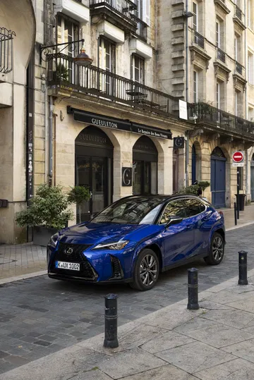 Vista en ángulo del Lexus UX 300h 2024 aparcado en la ciudad