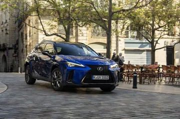Vista frontal y lateral del Lexus UX 300h, mostrando su diseño dinámico y moderno.