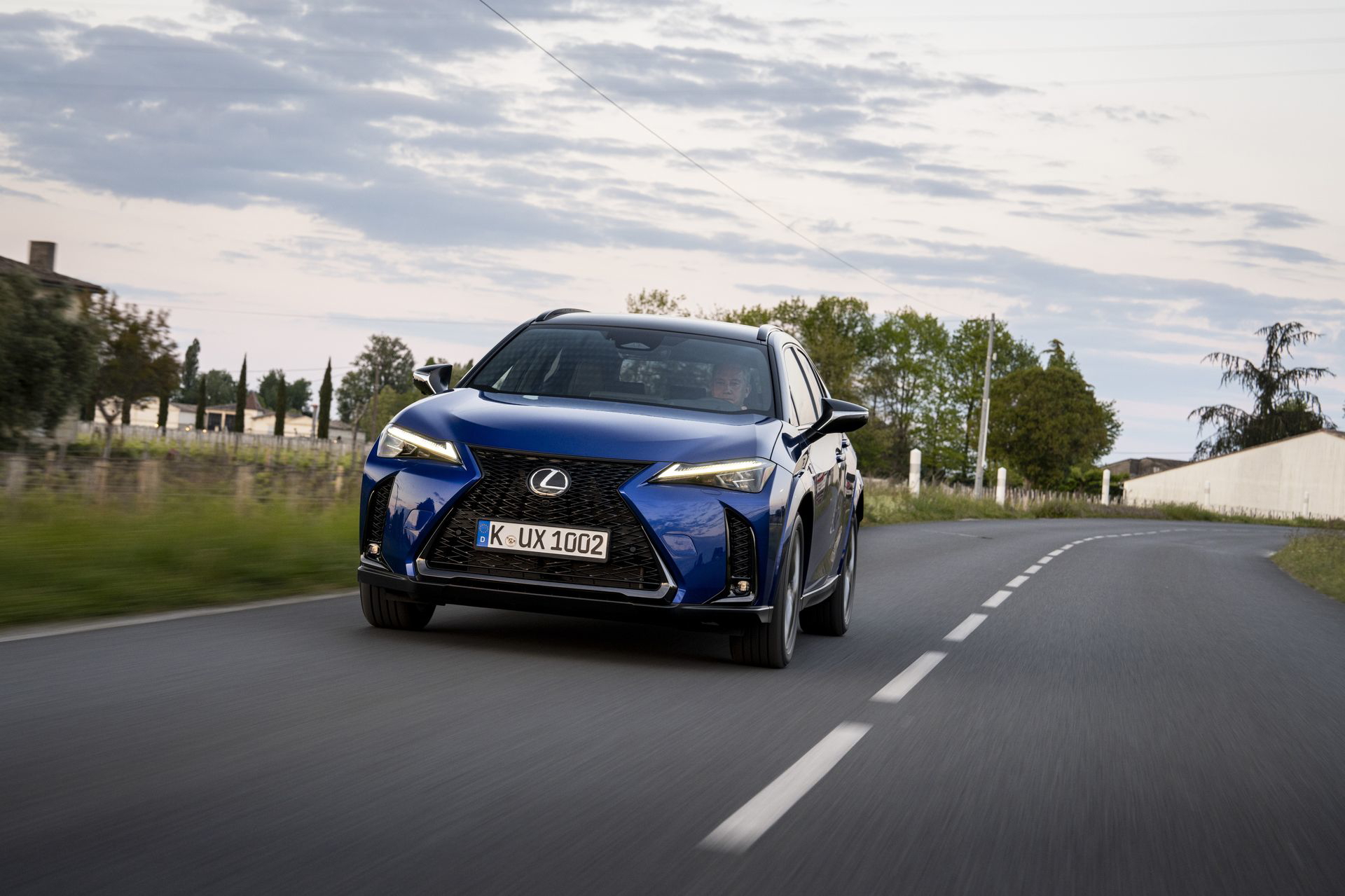 Vista dinámica del Lexus UX 300h, mostrando su imponente frontal y línea lateral.