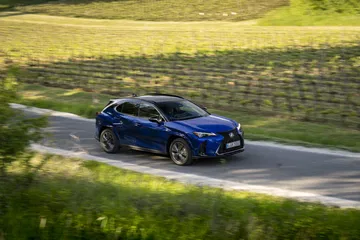 Dinámica y estilizada silueta del Lexus UX 300h en entorno natural