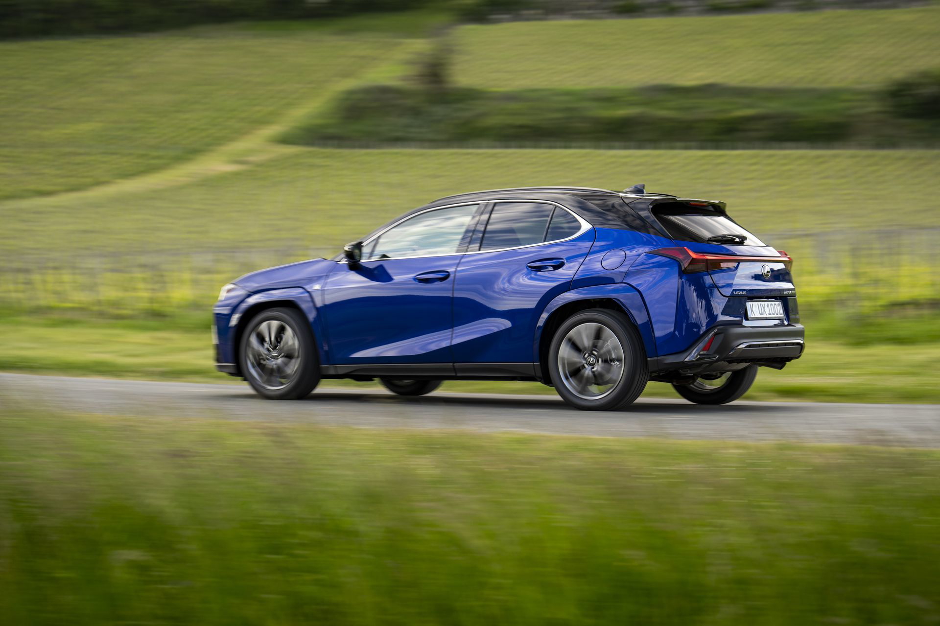 Vista dinámica del Lexus UX 300h en movimiento, destacando su perfil elegante.