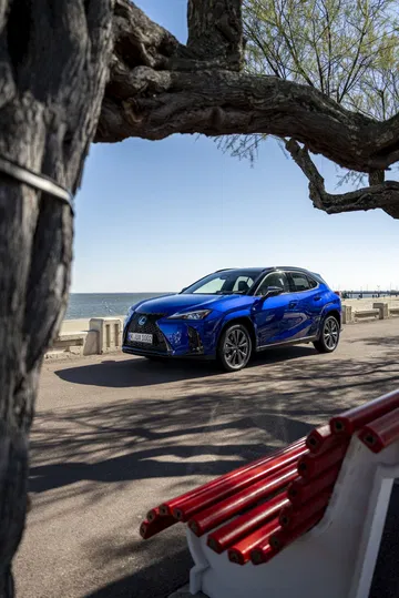 Lexus UX 300h estacionado mostrando su perfil elegante y renovado diseño.