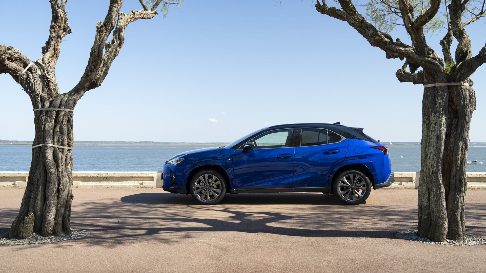 Vista lateral del Lexus UX 300h, destacando su diseño aerodinámico y moderno