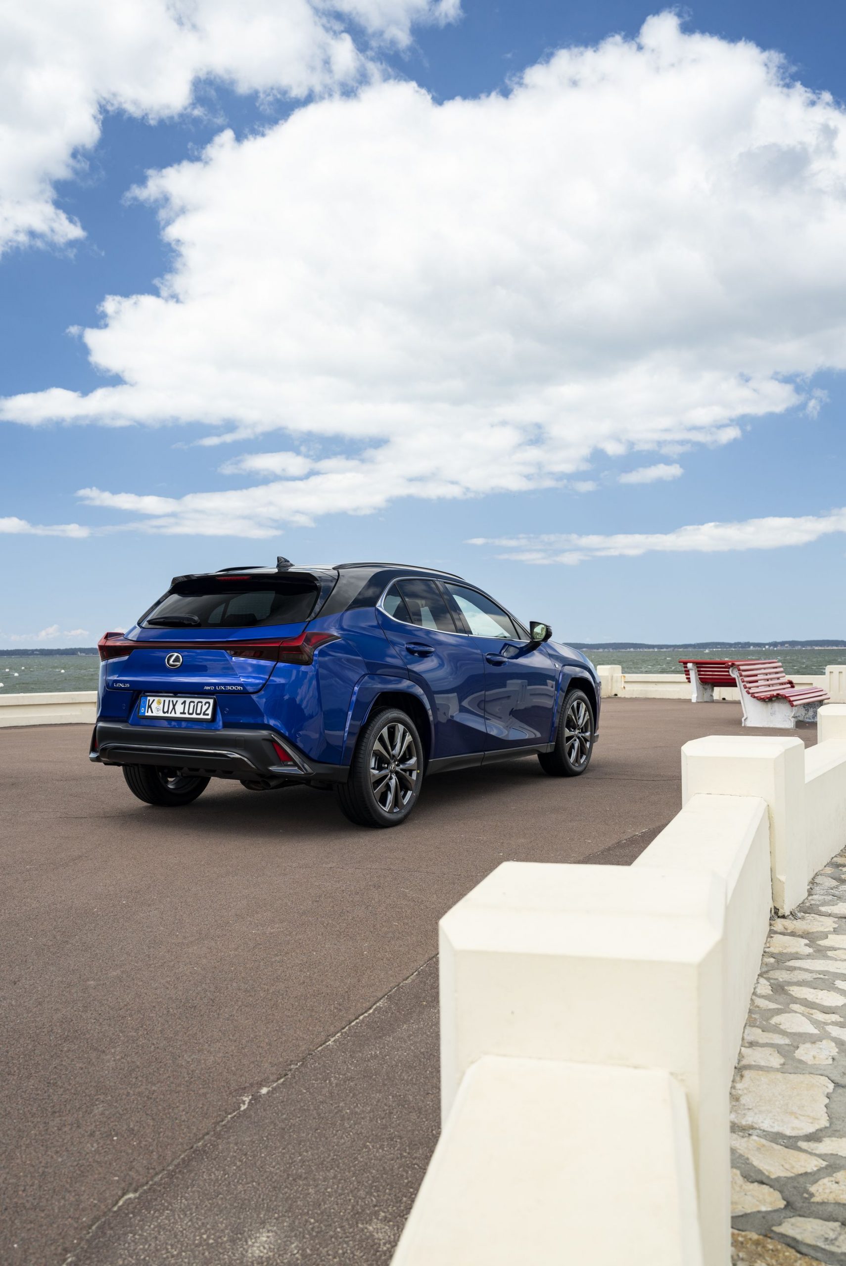 Vista trasera lateral del Lexus UX 300h, mostrando su diseño renovado.