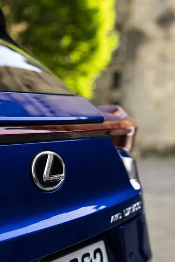 Vista en detalle del emblema y diseño trasero del Lexus UX 300h
