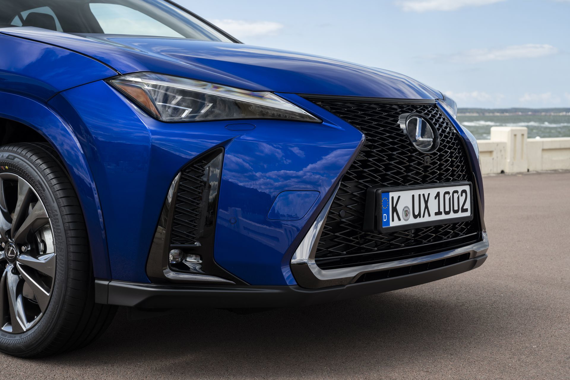 Vista delantera y lateral del Lexus UX 300h, destacando su diseño angular.