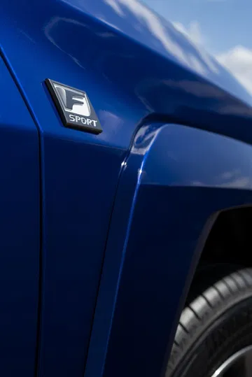 Vista detallada del emblema F Sport del Lexus UX 300h, destacando su diseño deportivo.