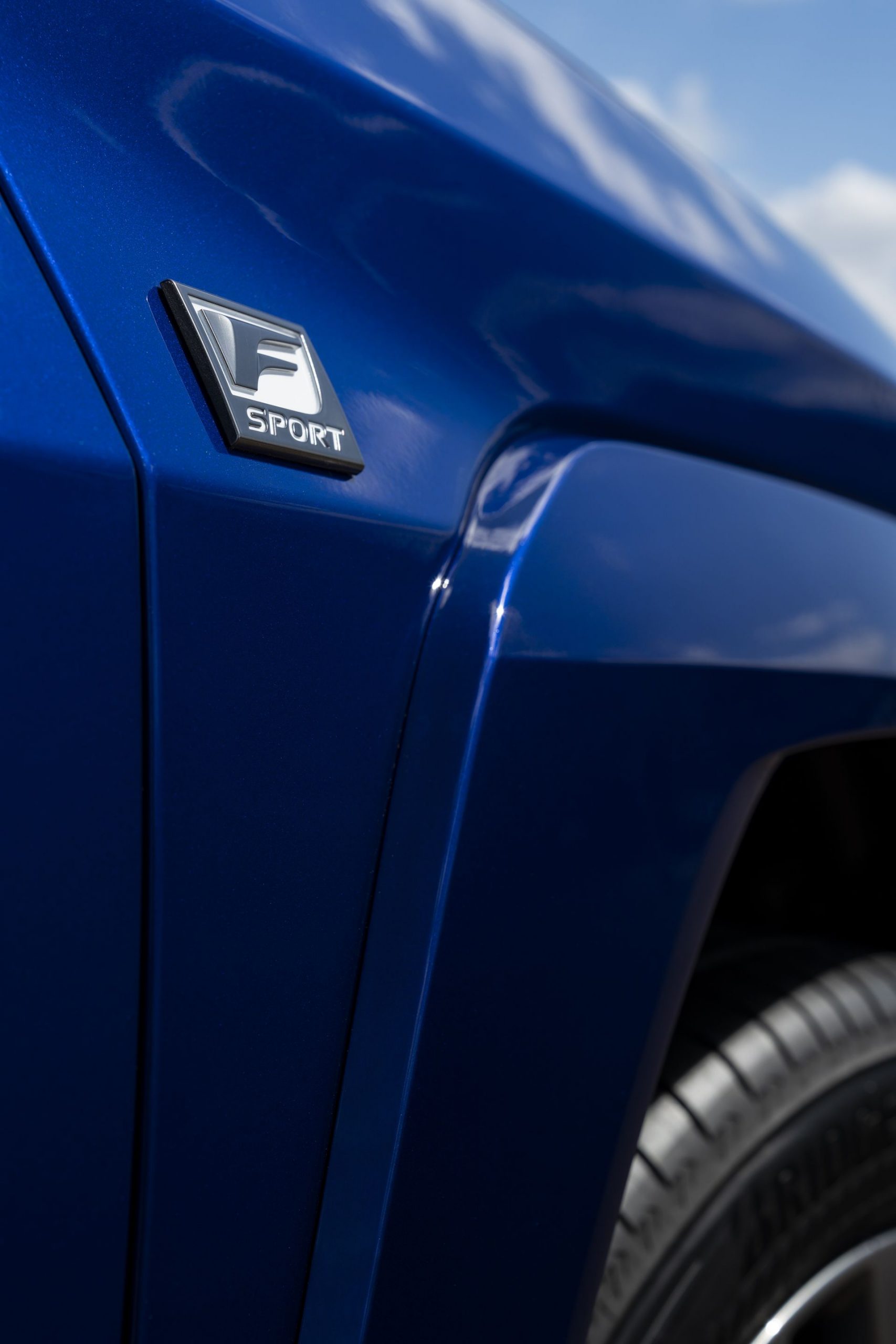Vista detallada del emblema F Sport del Lexus UX 300h, destacando su diseño deportivo.