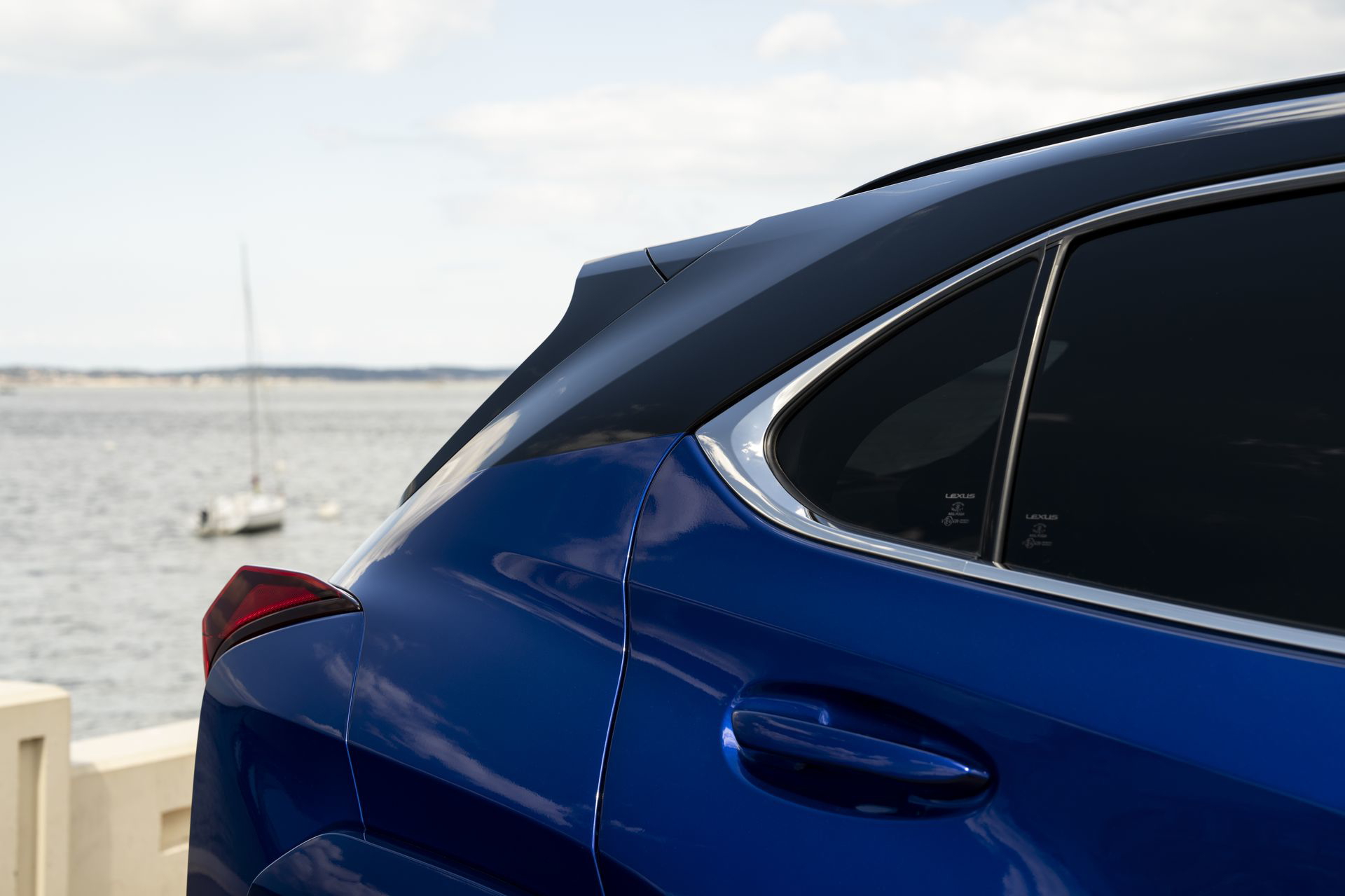 Vista lateral del Lexus UX 300h mostrando su diseño renovado