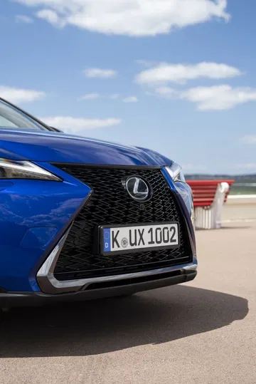 Vista frontal destacando la parrilla distintiva de Lexus UX 300h