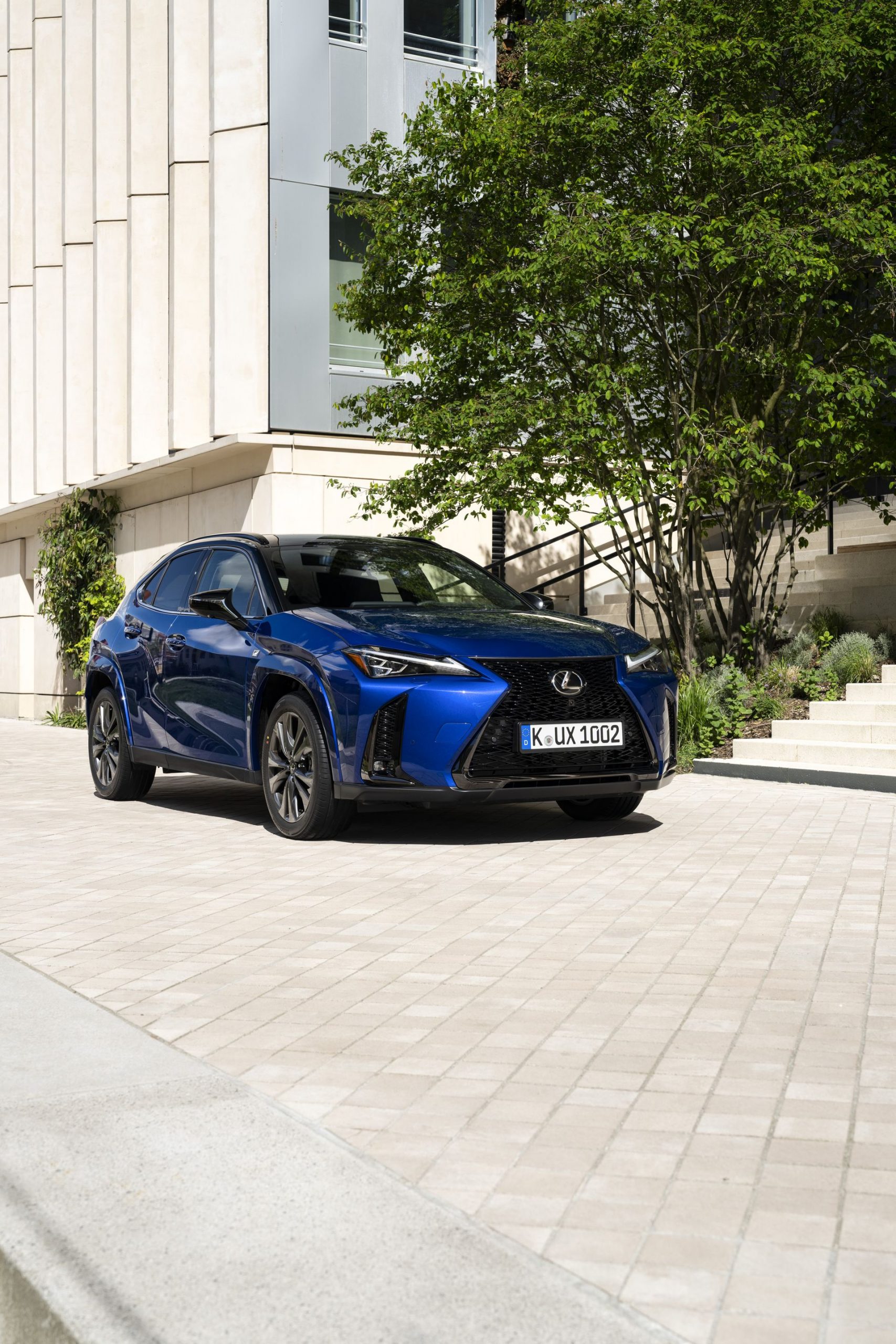 Un Lexus UX 300h en entorno urbano, mostrando su frontal dinámico y líneas laterales.