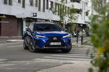 Vista dinámica del Lexus UX 300h, destacando su diseño vanguardista.