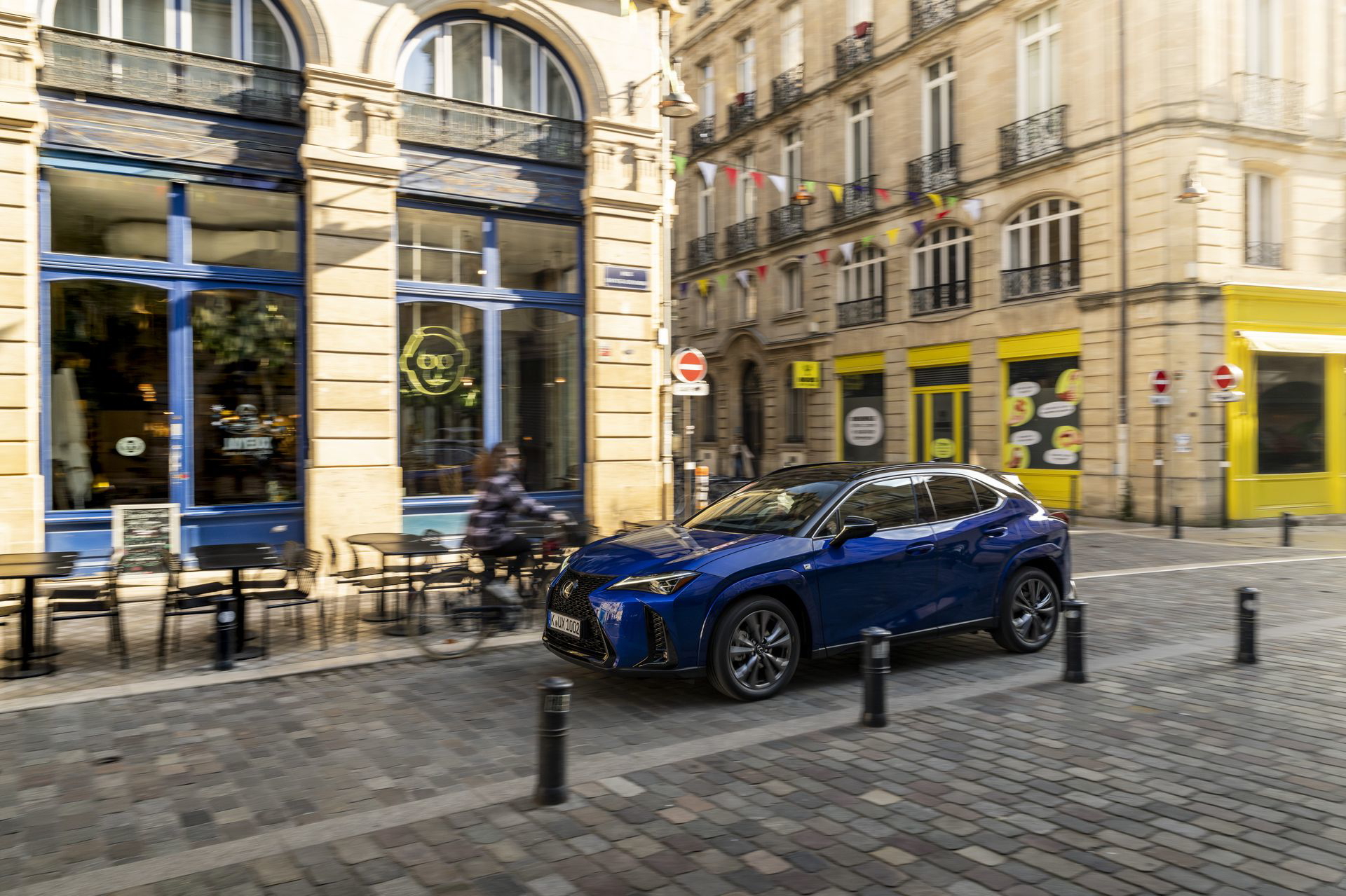 Vista lateral del Lexus UX 300h en un contexto urbano