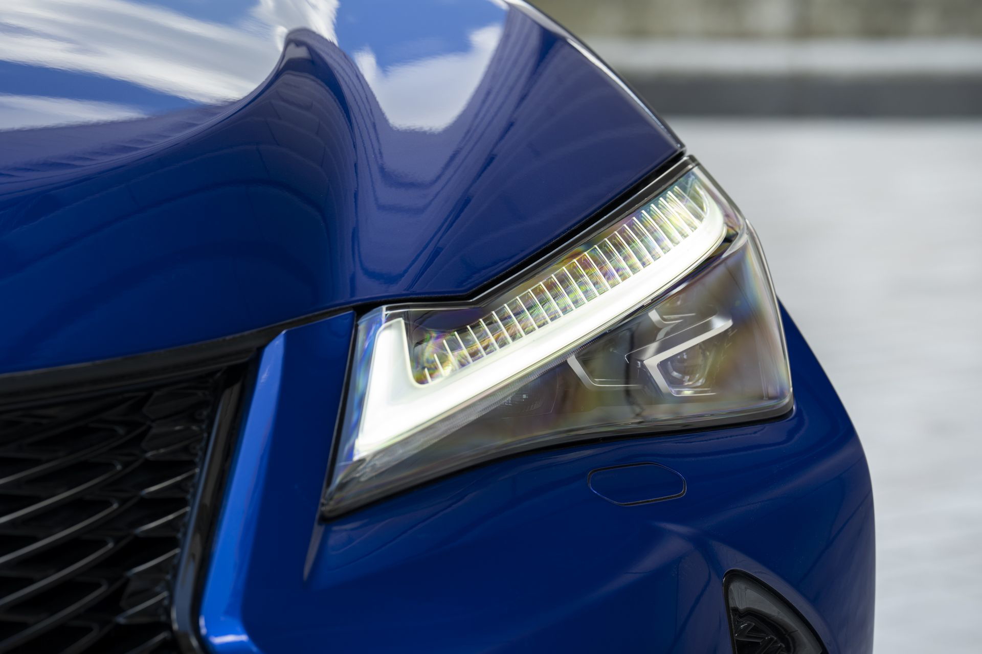 Primer plano faro LED Lexus UX 300h, diseño agresivo y moderno.