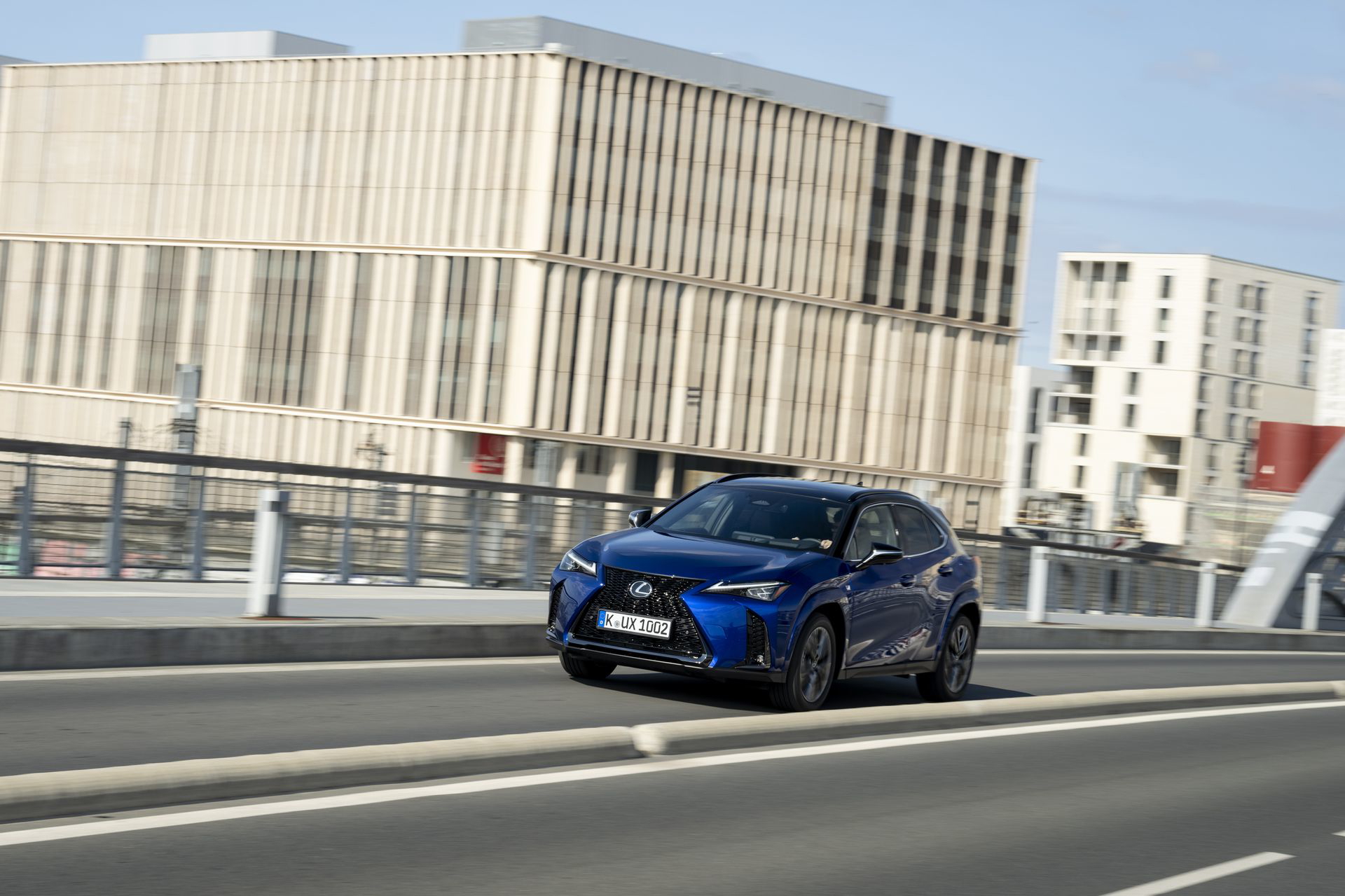 El Lexus UX 300h en acción, mostrando su dinamismo y diseño lateral.