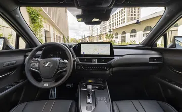 Vista frontal del habitáculo del Lexus UX 300h, destacando su diseño y ergonomía.