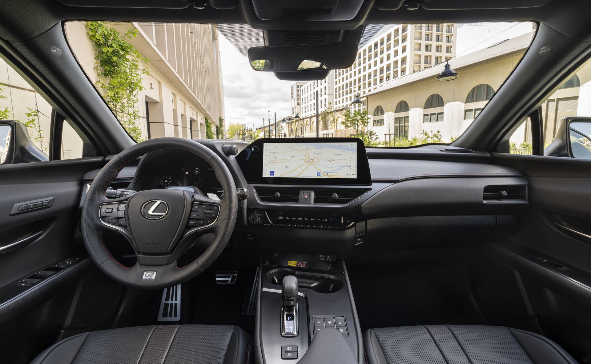 Vista frontal del habitáculo del Lexus UX 300h, destacando su diseño y ergonomía.