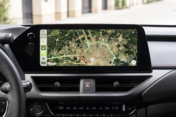 Pantalla de infotainment del Lexus UX 300h, destaca por su nitidez y tamaño.