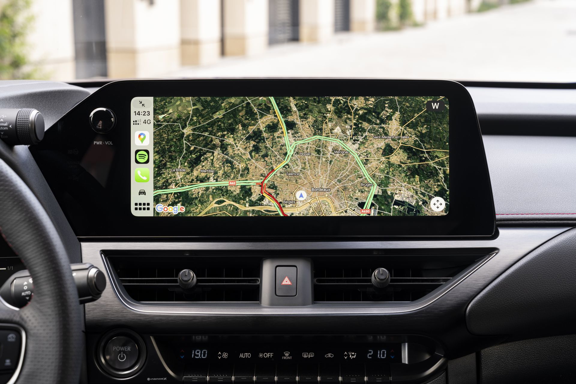 Pantalla de infotainment del Lexus UX 300h, destaca por su nitidez y tamaño.
