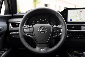 Aspecto del volante y consola central del Lexus UX 300h renovado