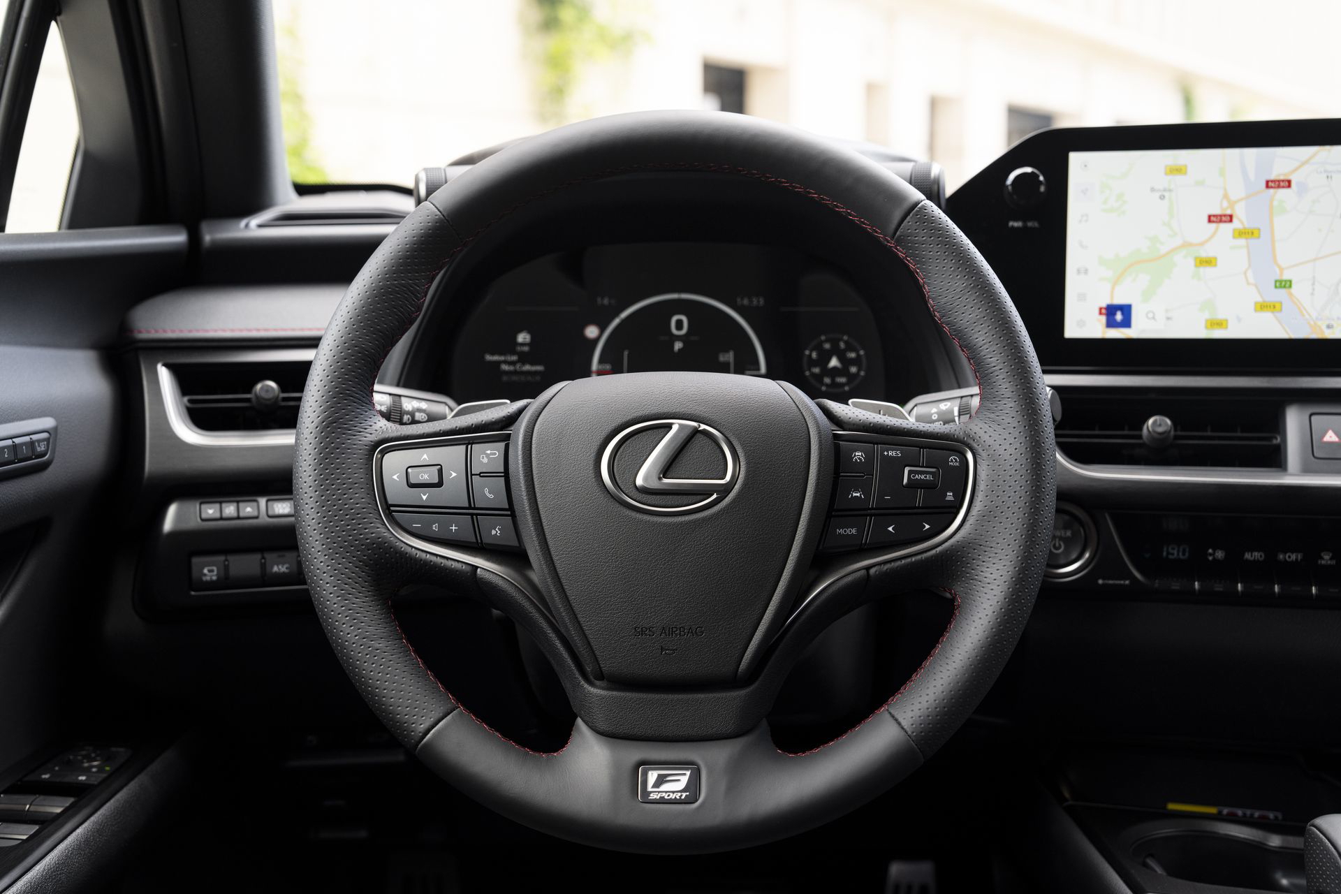 Aspecto del volante y consola central del Lexus UX 300h renovado