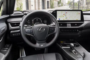 Vista del volante y pantalla táctil del Lexus UX 300h 2024. Ergonomía y lujo destacados.