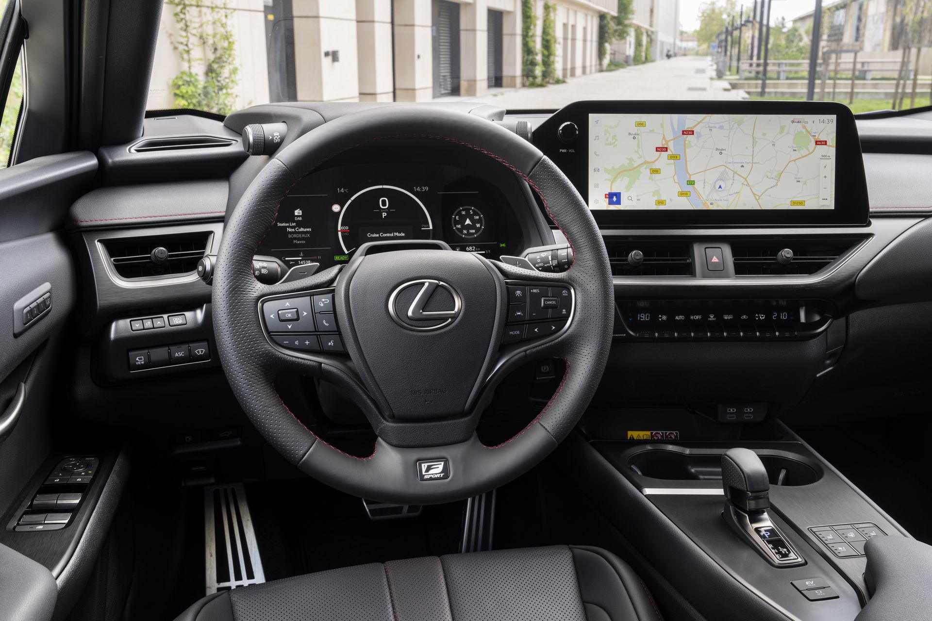 Vista del volante y pantalla táctil del Lexus UX 300h 2024. Ergonomía y lujo destacados.