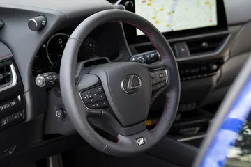 Volante y consola central del Lexus UX 300h, mostrando su ergonomía y tecnología.