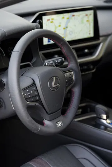 Volante multifunción con acabados premium del Lexus UX 300h.