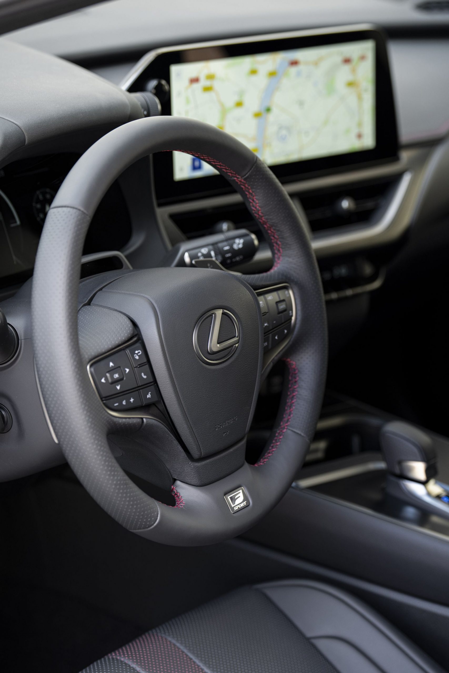 Volante multifunción con acabados premium del Lexus UX 300h.