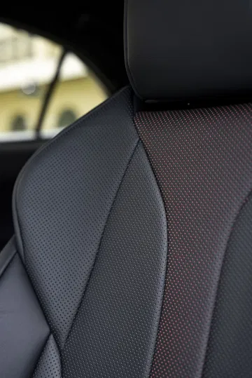 Detalle de la tapicería con costuras de alta calidad del Lexus UX 300h.