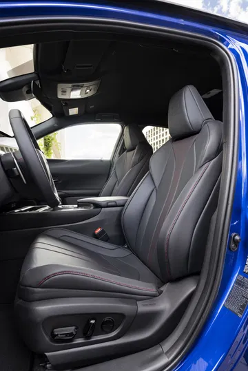 Vista lateral del habitáculo del Lexus UX 300h, destacando calidad y diseño de los asientos.